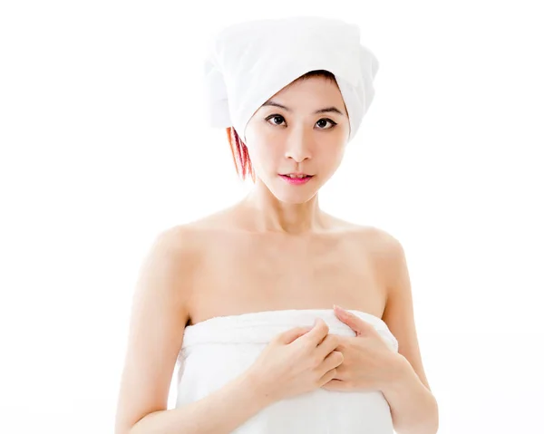 Asiatische Frau mit Handtuch auf dem Kopf — Stockfoto
