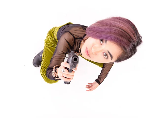 Hermosa mujer sosteniendo un arma — Foto de Stock