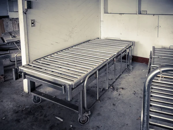 Elhagyott menekültügyi: kórházi ágyon — Stock Fotó