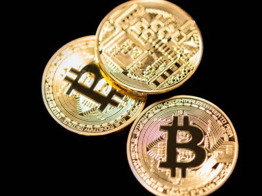 siyah arka plan üzerine bitcoin