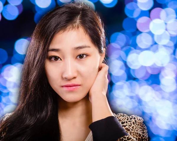 Femme chinoise avec fond bokeh — Photo