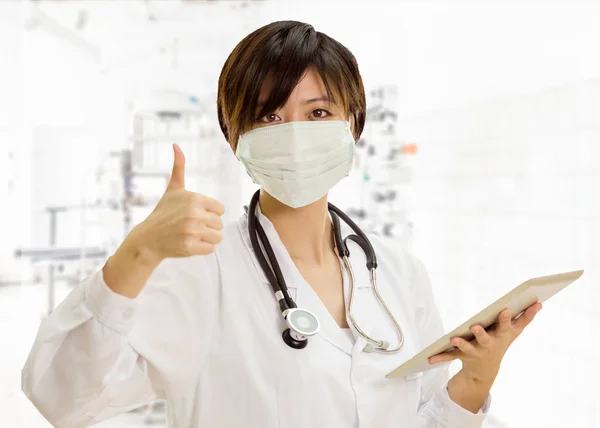 Asiática mujer médico con tableta ordenador, thumbs-up en clínica la — Foto de Stock