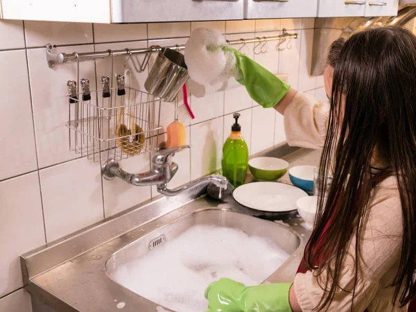 Азиатская американка моет посуду — стоковое фото