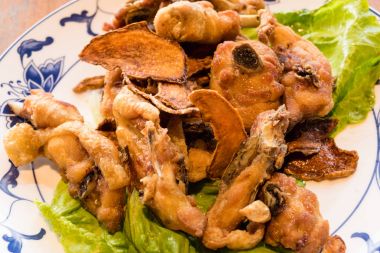 Tabloda çay kızarmış tavuk