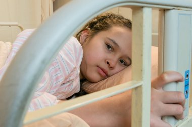 Karışık yarış ara kız hastane yatağında