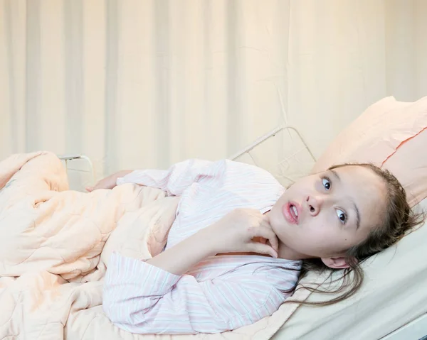 Misto raça tween menina no hospital cama — Fotografia de Stock