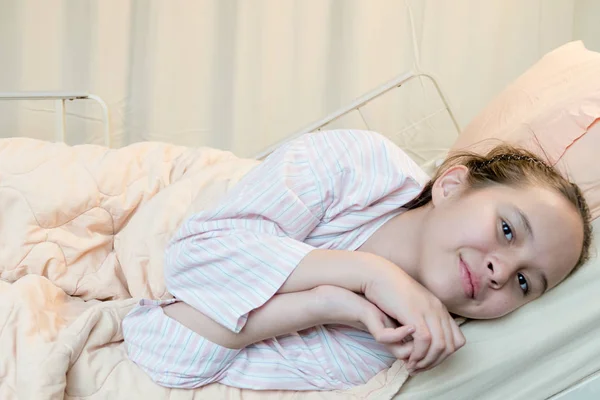 Alegre misto raça tween menina no hospital cama — Fotografia de Stock