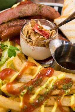 Brunch ile Alman sosisi, tahıl, patates kızartması ve tost