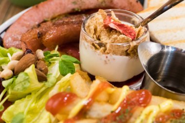 Brunch ile Alman sosisi, tahıl, patates kızartması ve tost