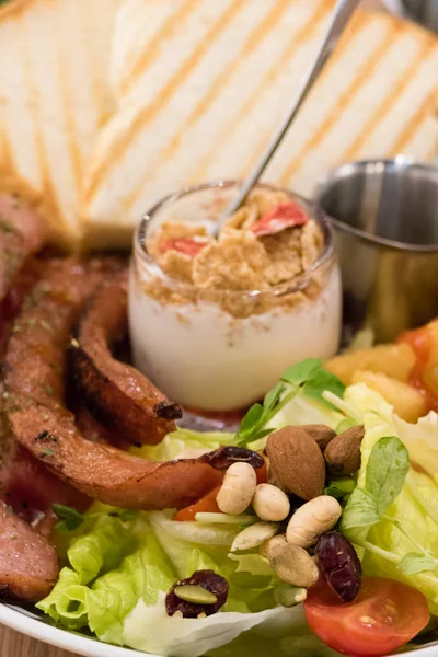 Brunch ile Alman sosisi, tahıl, patates kızartması ve tost