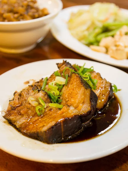 Comida taiwanesa, cerdo estofado, arroz y tofu —  Fotos de Stock