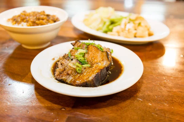 Tajwańskie jedzenie, wieprzowa gotowana, ryż i tofu — Zdjęcie stockowe