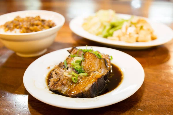 Nourriture taïwanaise, porc braisé, riz et tofu — Photo