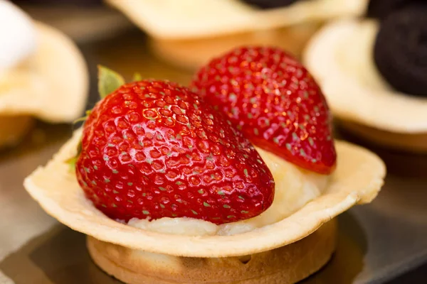 Strawberries and custard wheel tart — Stock Photo, Image