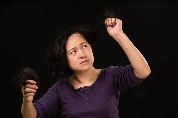 Paciente con cáncer femenino con caída del cabello —  Fotos de Stock