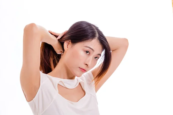 Chinesin Bindet Haare Auf Weißem Hintergrund — Stockfoto