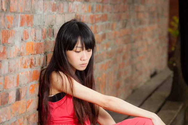 Asiatisk amerikansk kvinna ser ledsen ut — Stockfoto
