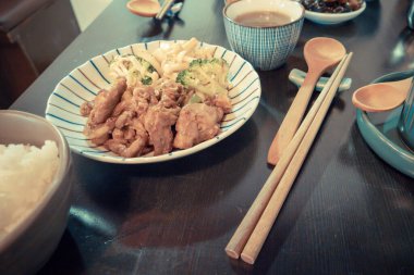 Çin domuz eti tabağı ve garnitür.