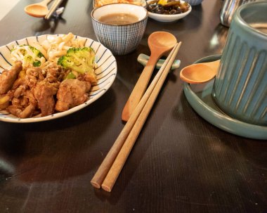 Çin domuz eti tabağı ve garnitür.