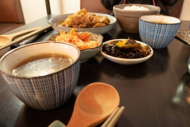 Çin domuz eti tabağı ve garnitür.