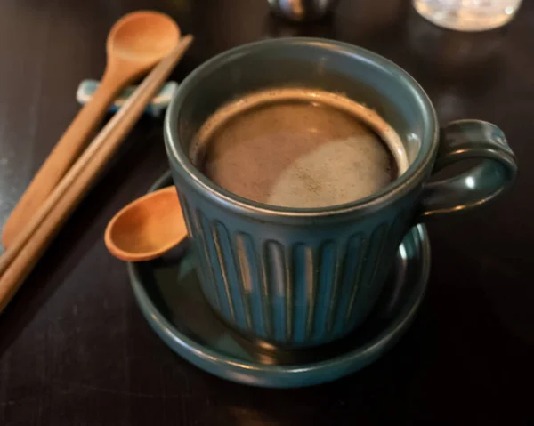 Coffee cup on  brown wooden table — Stock Photo, Image