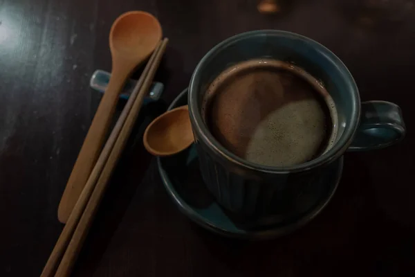 Cangkir kopi di atas meja kayu cokelat — Stok Foto