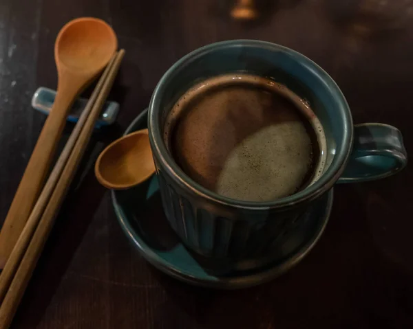 茶色の木製のテーブルの上にコーヒー カップ — ストック写真