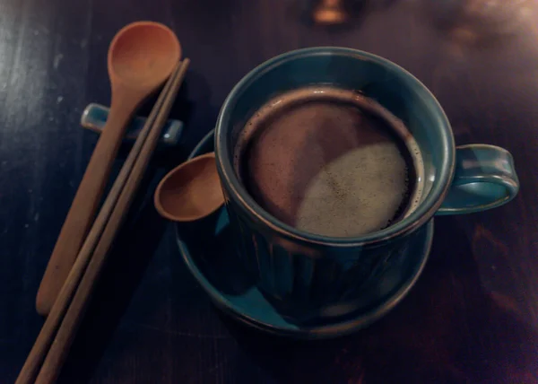 Coffee cup on  brown wooden table — Stock Photo, Image