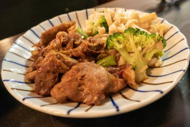 Çin domuz eti tabağı ve garnitür.