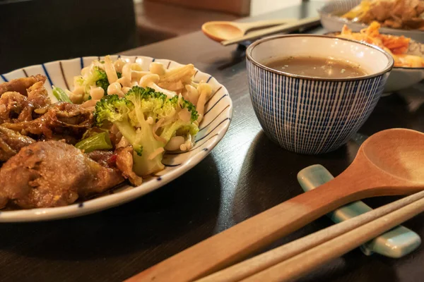 Prato de porco chinês na mesa com pratos laterais — Fotografia de Stock