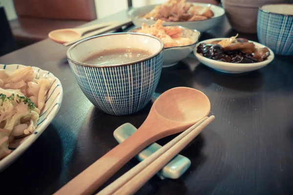 Plat de porc chinois sur la table avec des plats d'accompagnement — Photo