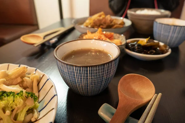 Prato de porco chinês na mesa com pratos laterais — Fotografia de Stock