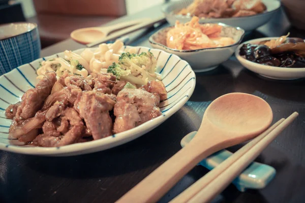 Chinesisches Schweinefleischgericht auf dem Tisch mit Beilagen — Stockfoto