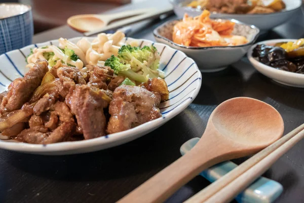 Prato de porco chinês na mesa com pratos laterais — Fotografia de Stock