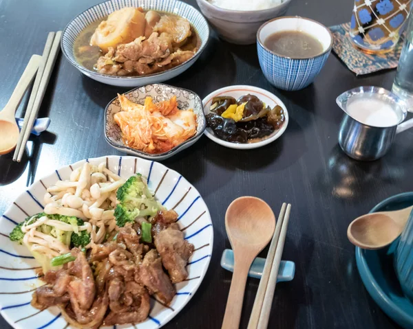 Prato de porco chinês na mesa com pratos laterais — Fotografia de Stock