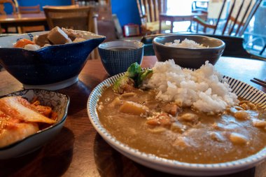 Diğer yemeklerle birlikte Asya usulü domuz eti.