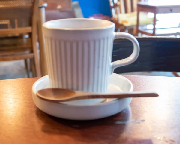 在褐色的木桌上的咖啡杯 — 图库照片
