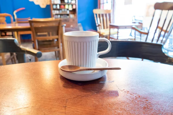 Taza de café sobre mesa de madera marrón —  Fotos de Stock