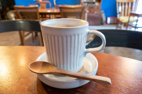 Tazza di caffè su tavolo di legno marrone — Foto Stock