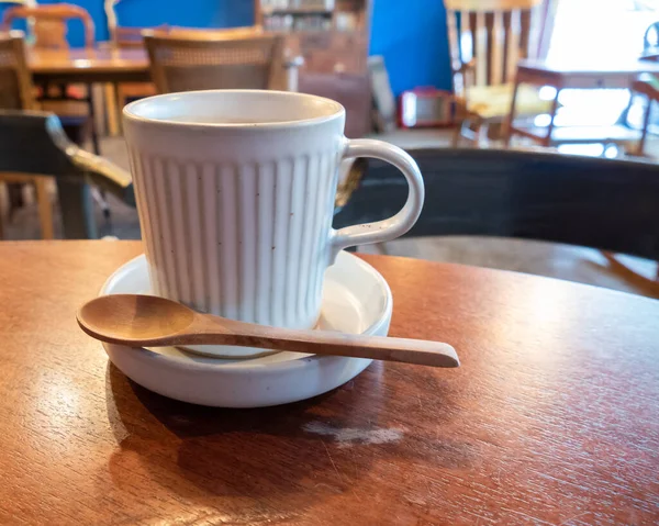 Taza de café sobre mesa de madera marrón —  Fotos de Stock