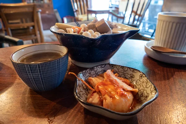 Kimchi asiático con platos en el fondo —  Fotos de Stock