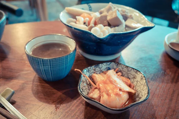 Quimchi asiático com pratos no fundo — Fotografia de Stock
