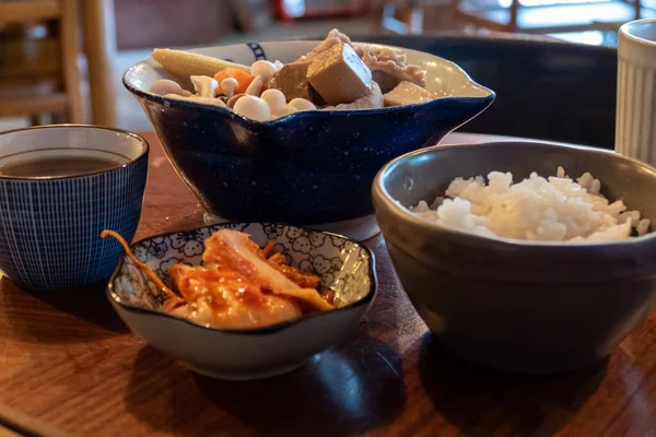 Quimchi asiático com pratos no fundo — Fotografia de Stock
