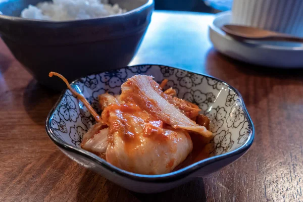 Asiatische Kimchi mit Gerichten im Hintergrund — Stockfoto