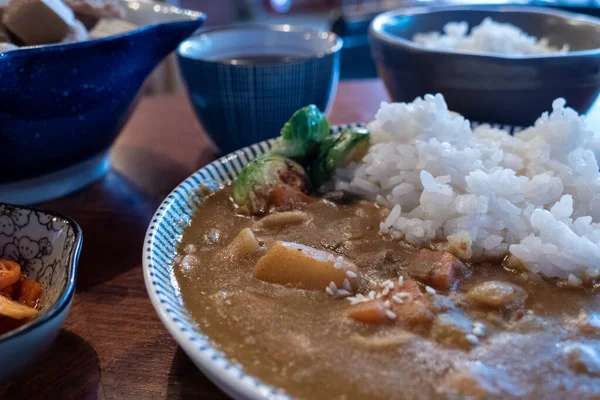 Asiatisches Schweinefleisch-Curry mit anderen Gerichten — Stockfoto