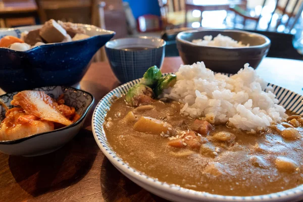 Wieprzowina azjatycka curry z innymi daniami — Zdjęcie stockowe
