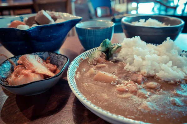 Curry de porc asiatique avec d'autres plats — Photo