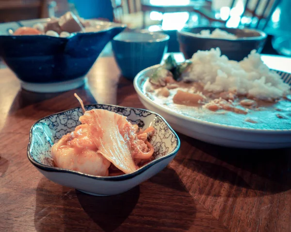 Arka planda yemekleri olan Asya kimchi 'si. — Stok fotoğraf
