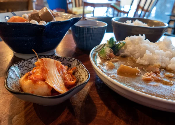 Asiatische Kimchi mit Gerichten im Hintergrund — Stockfoto