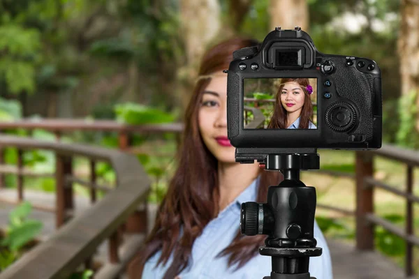 Filipina vrouw op een brug in een tuin — Stockfoto